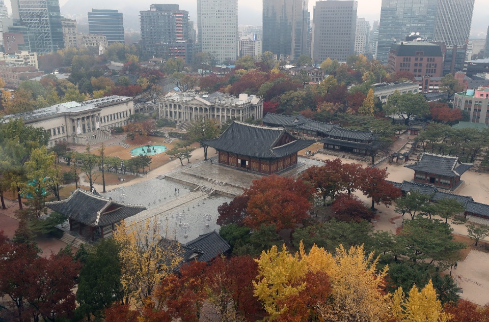 가을비가 조금 내린 15일 오후, 서울 중구 덕수궁에 단풍이 점점 갈색으로 변하고 있다. 
