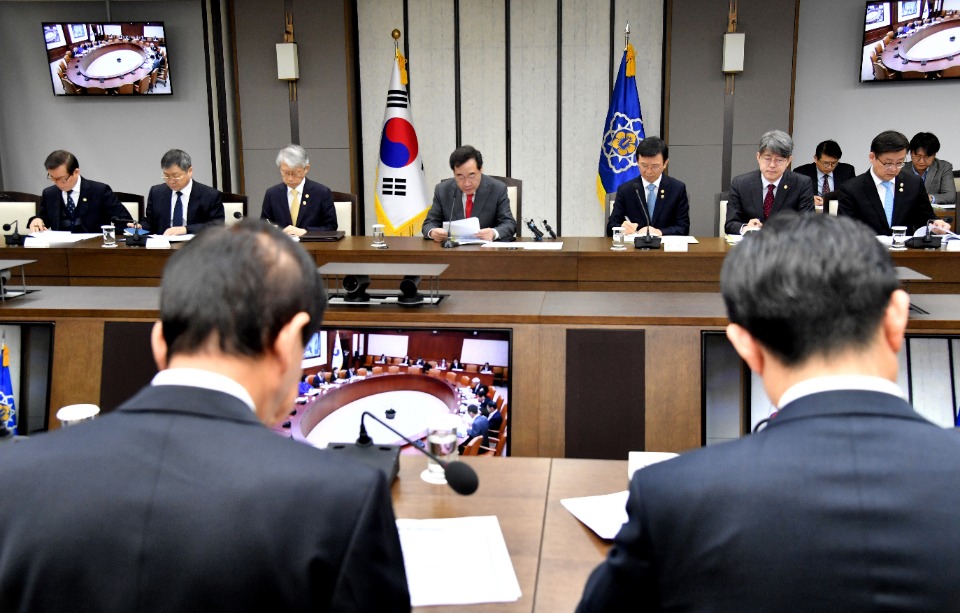 이낙연 국무총리가 14일 세종 어진동 정부세종청사에서 열린 국정현안점검조정회의를 주재, 모두발언을 하고 있다. 