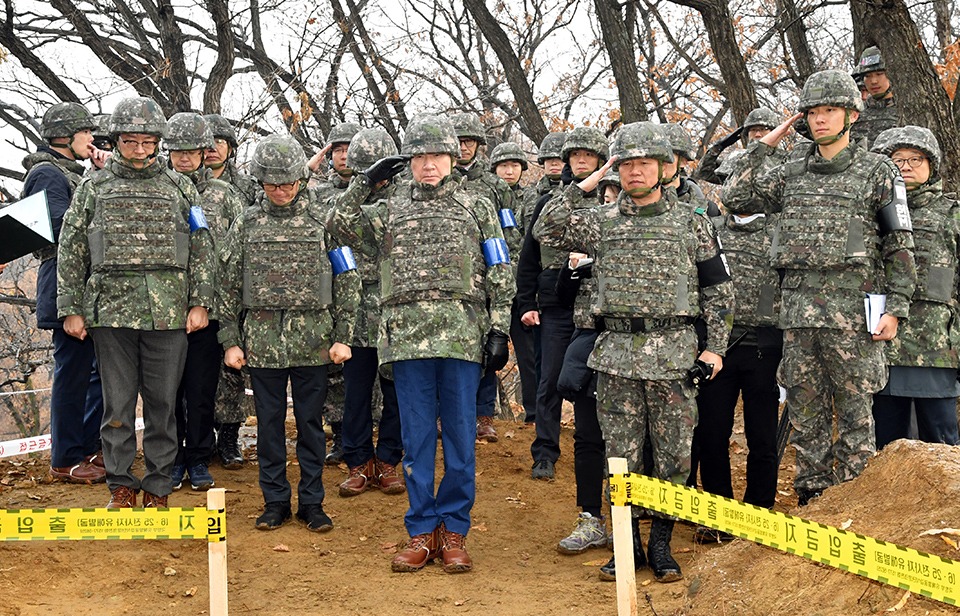 이낙연 국무총리가 15일 강원도 철원 화살머리고지 내 6·25 전사자 유해발굴 현장을 방문, 발굴 유해에 헌화 및 경례를 하고 있다. 