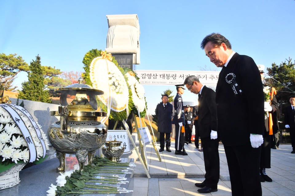이낙연 국무총리가 22일 국립서울현충원 현충관에서 열린 김영삼 전 대통령 서거 4주기 추모식에 참석, 추모사 및 묘역 참배를 하고 있다. 