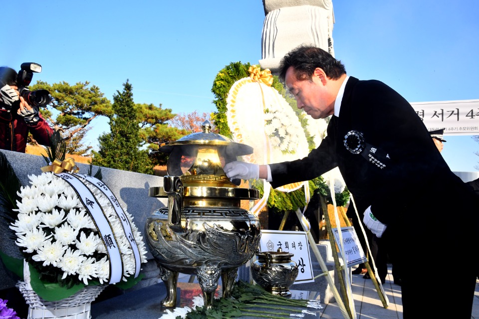 이낙연 국무총리가 22일 국립서울현충원 현충관에서 열린 김영삼 전 대통령 서거 4주기 추모식에 참석, 추모사 및 묘역 참배를 하고 있다. 