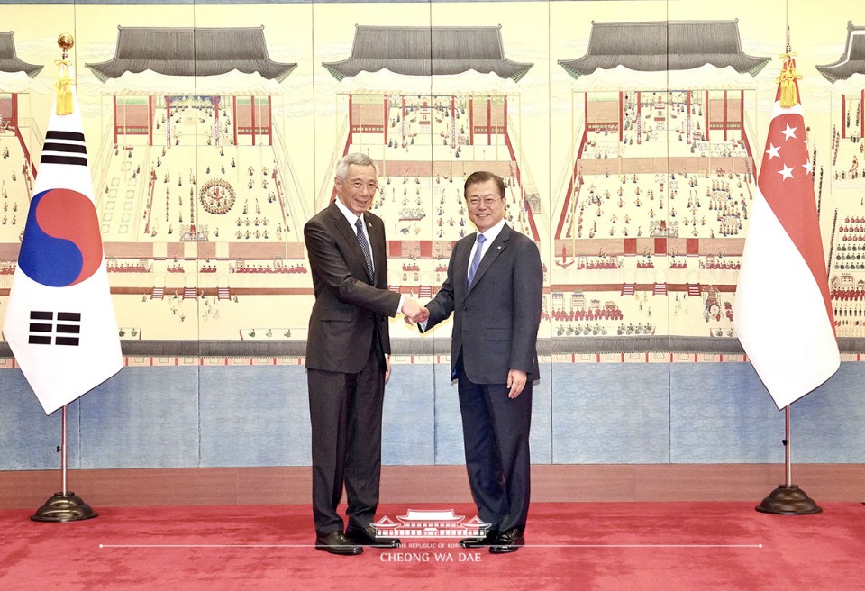 문재인 대통령이 23일 오전 서울 종로구 청와대에서 리센룽 싱가포르 총리와 악수하고 있다.