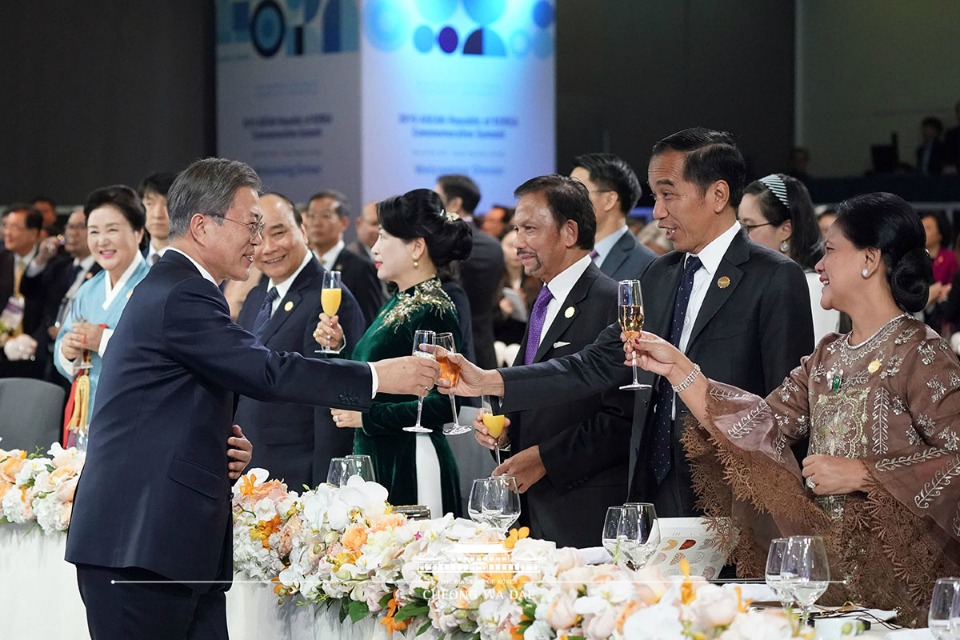 문재인 대통령이 25일 오후 부산 힐튼호텔에서 열린 2019 한·아세안 특별 정상회의 환영 만찬에서 참석 정상들과 건배를 하고 있다.