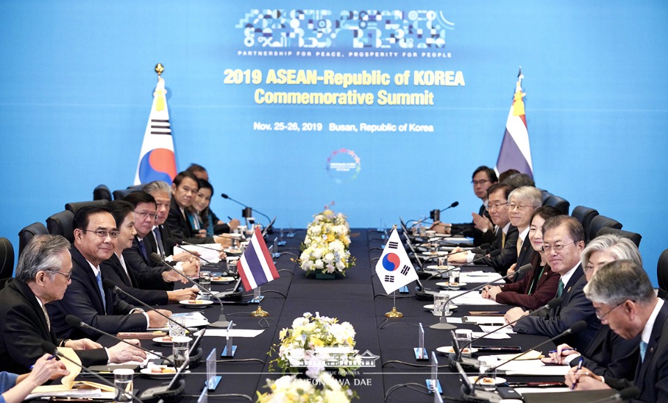 문재인 대통령과 쁘라윳 태국 총리가 25일 오전 부산 해운대 조선웨스틴호텔에서 양자회담을 하고 있다.