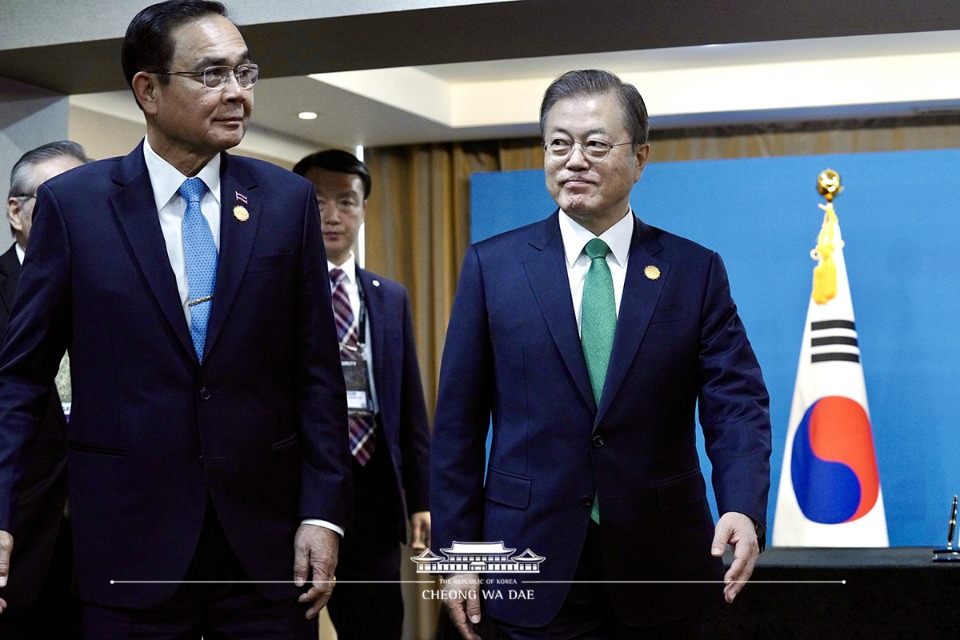 문재인 대통령과 쁘라윳 태국 총리가 25일 오전 부산 해운대 조선웨스틴호텔에서 양자회담을 위해 발걸음을 옮기고 있다.
