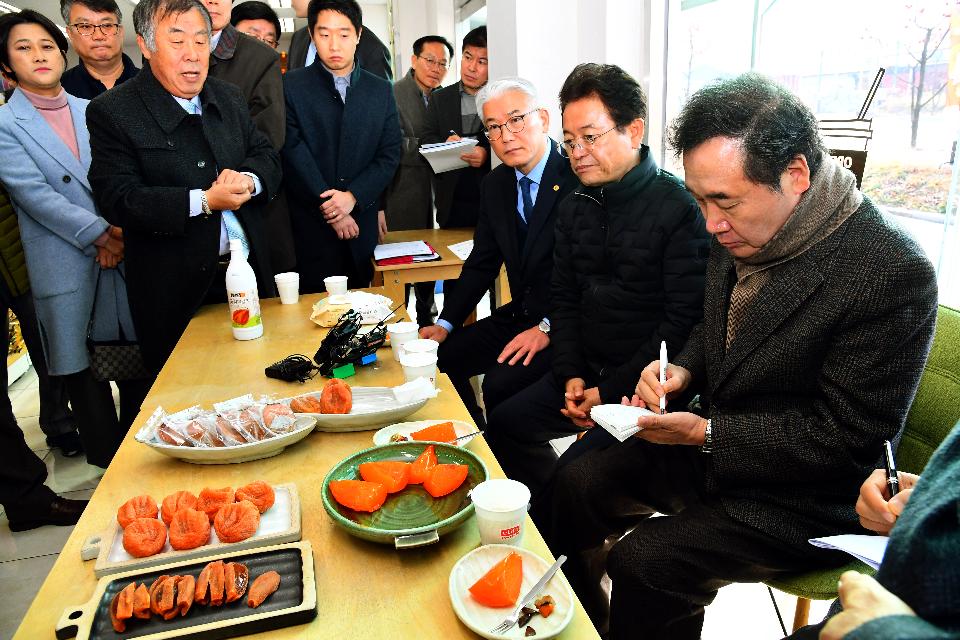 <p>이낙연 국무총리가 30일 경북 상주시 상주곶감유통센터를 방문, 전시장 및 유통시설을 둘러보고 있다. </p>