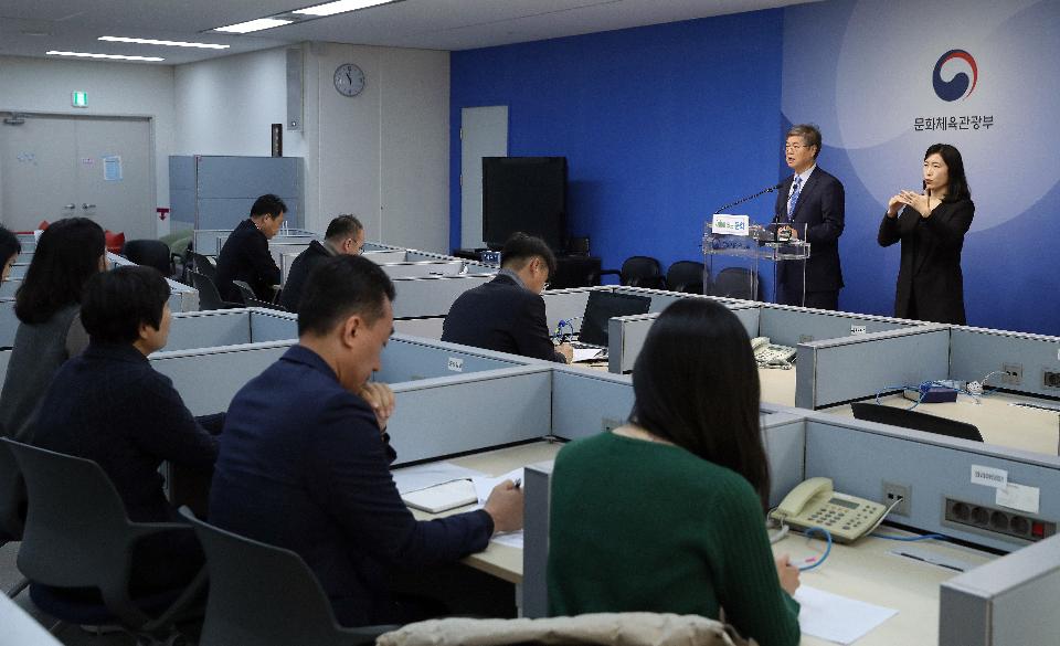 2일 정부세종청사 15동 문체부 기자실에서 열린 김진곤 문화체육관광부 대변인의 정례 브리핑에서 수어 동시통역이 진행되고 있다. 이날 브리핑에서 문체부는 국무회의 결과 발표 등 중요 정부 정책 발표에 청각장애인을 위한 수어 통역을 지원하기로 했다고 밝혔다.