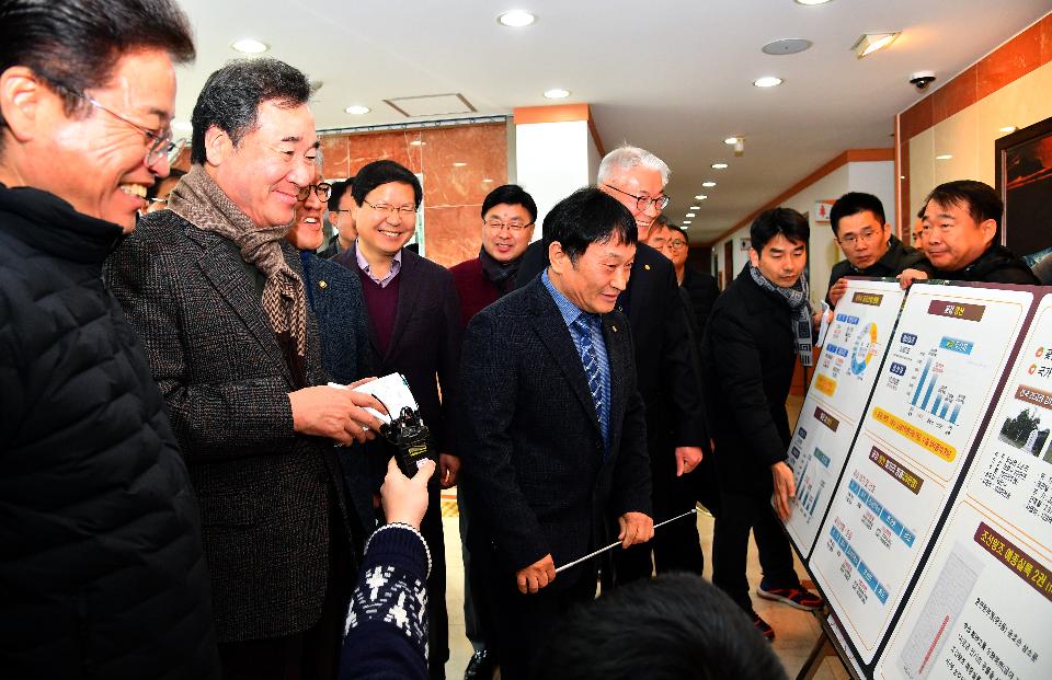<p>이낙연 국무총리가 30일 경북 상주시 상주곶감유통센터를 방문, 전시장 및 유통시설을 둘러보고 있다. </p>