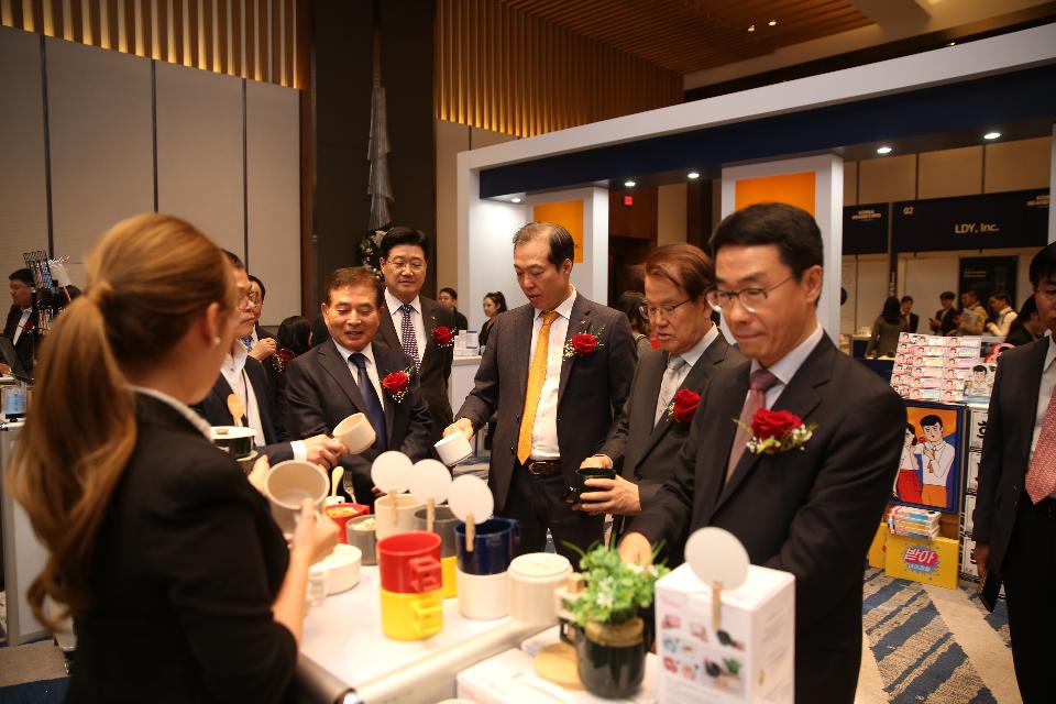지난 3일(현지 시간) 미국 LA 인터콘티넨털호텔에서 열린 '대한민국 브랜드 엑스포 with 브랜드K' 행사에서 관계자들이 Brand K 홍보관을 둘러보고 있다.