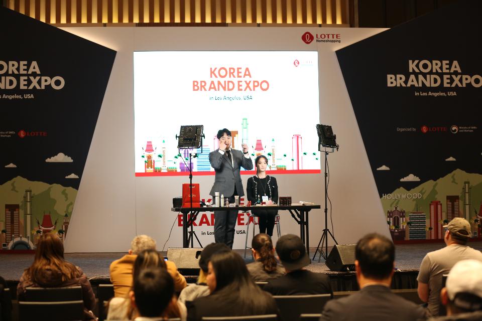 지난 3일(현지 시간) 미국 LA 인터콘티넨털호텔에서 열린 '대한민국 브랜드 엑스포 with 브랜드K' 행사에서 참가업체 제품 활용 메이크업시연회가 열리고 있다.