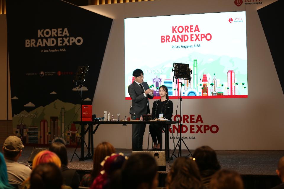 지난 3일(현지 시간) 미국 LA 인터콘티넨털호텔에서 열린 '대한민국 브랜드 엑스포 with 브랜드K' 행사에서 참가업체 제품 활용 메이크업시연회가 열리고 있다.
