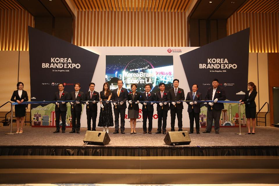 지난 3일(현지 시간) 미국 LA 인터콘티넨털호텔에서 열린 '대한민국 브랜드 엑스포 with 브랜드K' 행사에서 관계자들이 사진촬영을 하고 있다. 
<br/>
사진 왼쪽부터 LA 상공 박성수 회장, 롯데홈쇼핑 강철규 윤리위원장, 중기부 원영준 성장지원정책관, 가수 소유(홍보대사), 롯데홈쇼핑 이완신 대표이사, 美 연방하원의원 영김, TV홈쇼핑협회 조순용 회장, MBC 아메리카 양찬승 대표이사, 중소기업유통센터 정진수 대표 , 비피인더스트리 김동구 회장, LA 시의원 다니엘 박 보좌관.