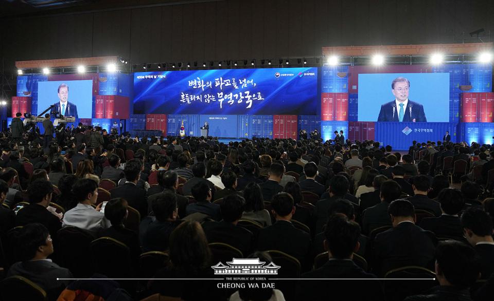 문재인 대통령이 5일 서울 강남구 삼성동 코엑스에서 열린 제56회 무역의날 기념식에서 축사하고 있다.