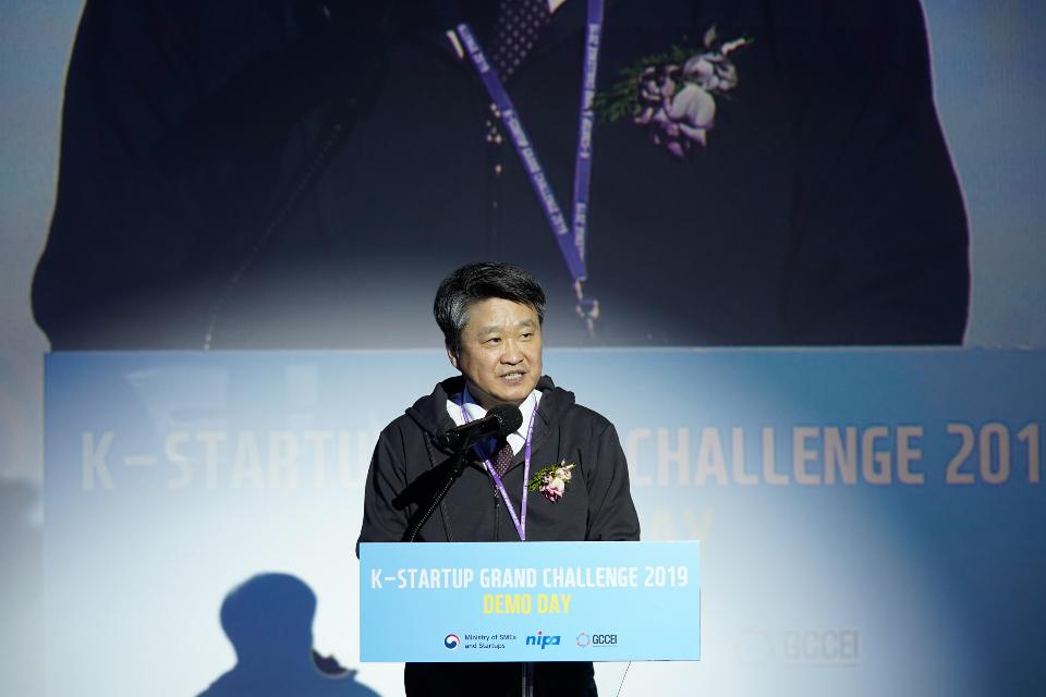 6일 청담 CGV 씨네시티에서 열린 K-Startup 그랜드챌린지 데모데이에서 김학도 중소벤처기업부 차관이 격려사를 하고 있다.