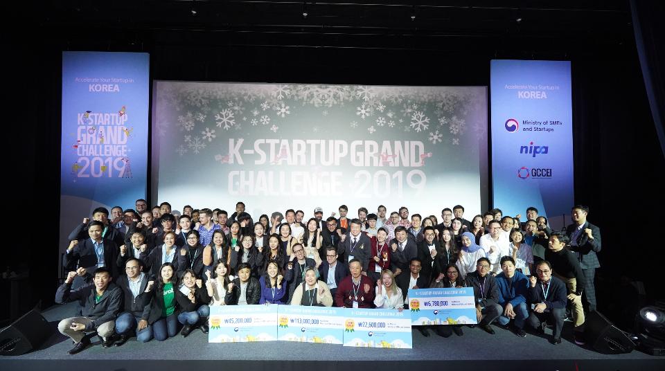 6일 청담 CGV 씨네시티에서 열린 K-Startup 그랜드챌린지 데모데이에서 K-Startup 그랜드챌린지 데모데이 참가자들이 기념촬영을 하고 있다. 