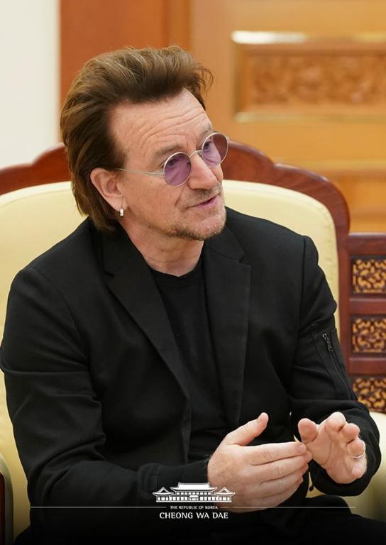 아일랜드 출신 록밴드 U2의 보컬이자 사회운동가인 보노가 9일 문재인 대통령과의 만나 대화하고 있다. (사진출처 : 청와대 페이스북)