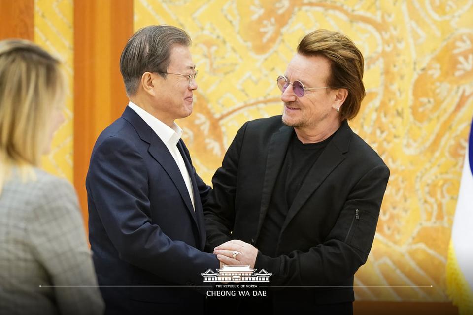 문재인 대통령이 9일 청와대에서 예방한 록밴드인 'U2'의 보컬이자 사회운동가 보노와 인사하고 있다. (사진출처 : 청와대 페이스북)