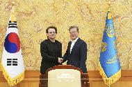 ‘보노’ 록밴드 U2 리더·인도주의 활동가 접견   사진 2