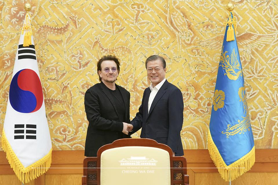 문재인 대통령이 9일 청와대에서 예방한 록밴드인 'U2'의 보컬이자 사회운동가 보노를 접견하고 있다. 