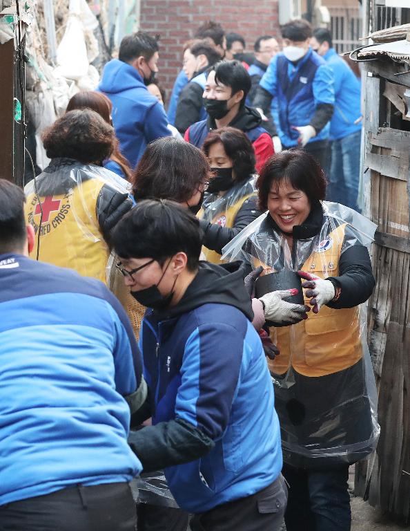 10일 서울 제기동에서 대한적십자사 봉사자 및 동아오츠카 임직원들이 함께 취약계층의 따뜻한 겨울나기를 위한 연탄 나눔 봉사 활동을 하고 있다. 이날 3,500장의 연탄을 10가구에 350장씩 배달하며 의미 있는 시간을 가졌다.