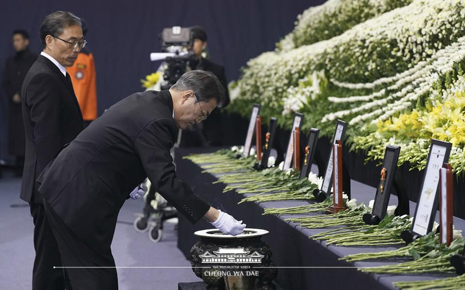 문재인 대통령이 10일 오전 대구 달서구 계명대 체육관에서 열린 독도 해역 헬기 추락사고 순직 소방항공대원 합동영결식에서 분향하고 있다.