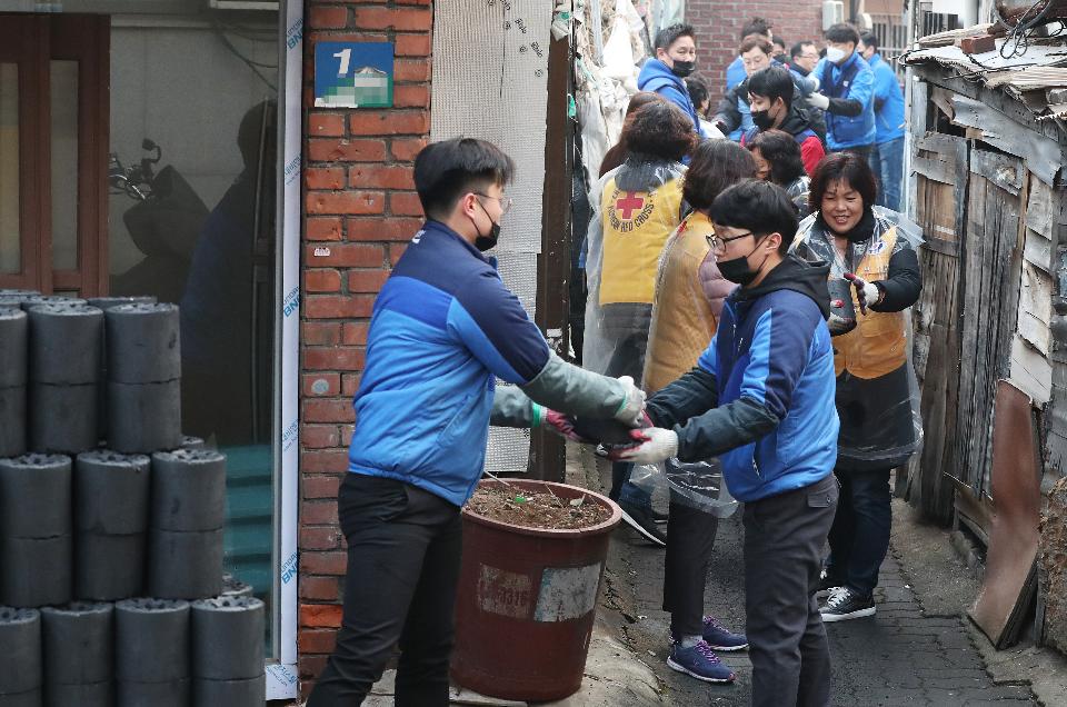 10일 서울 제기동에서 대한적십자사 봉사자 및 동아오츠카 임직원들이 함께 취약계층의 따뜻한 겨울나기를 위한 연탄 나눔 봉사 활동을 하고 있다. 이날 3,500장의 연탄을 10가구에 350장씩 배달하며 의미 있는 시간을 가졌다.