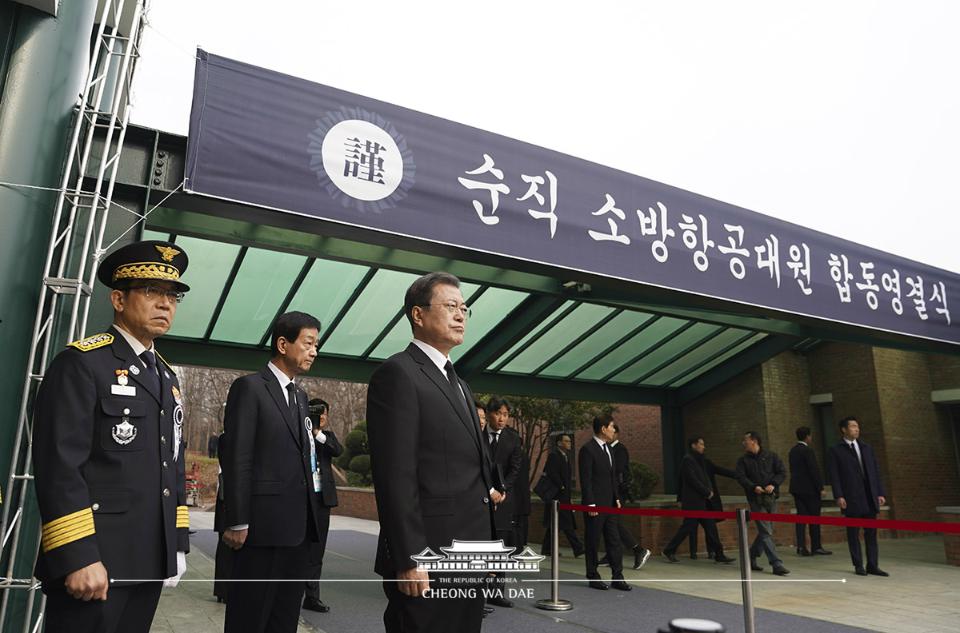 문재인 대통령이 10일 오전 대구 달서구 계명대 체육관에서 열린 독도 해역 헬기 추락사고 순직 소방항공대원 합동 영결식이 종료된 후 고인의 운구 행렬을 보고 있다.