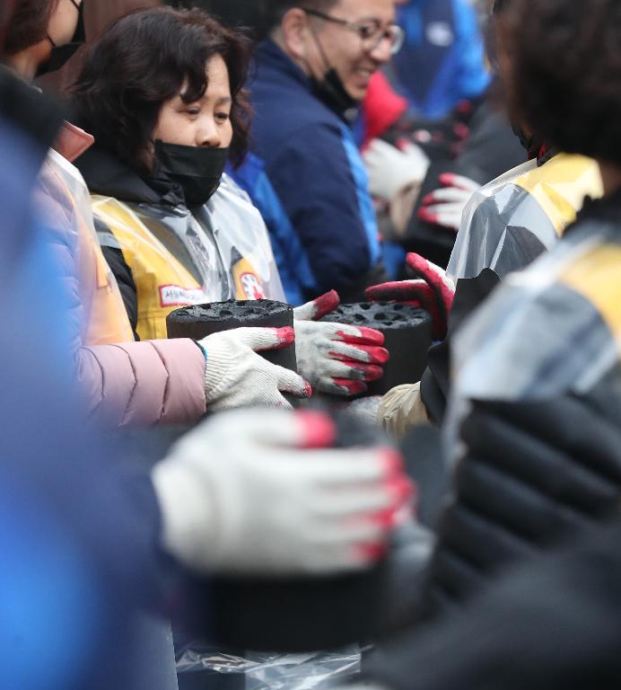 10일 서울 제기동에서 대한적십자사 봉사자 및 동아오츠카 임직원들이 함께 취약계층의 따뜻한 겨울나기를 위한 연탄 나눔 봉사 활동을 하고 있다. 이날 3,500장의 연탄을 10가구에 350장씩 배달하며 의미 있는 시간을 가졌다.