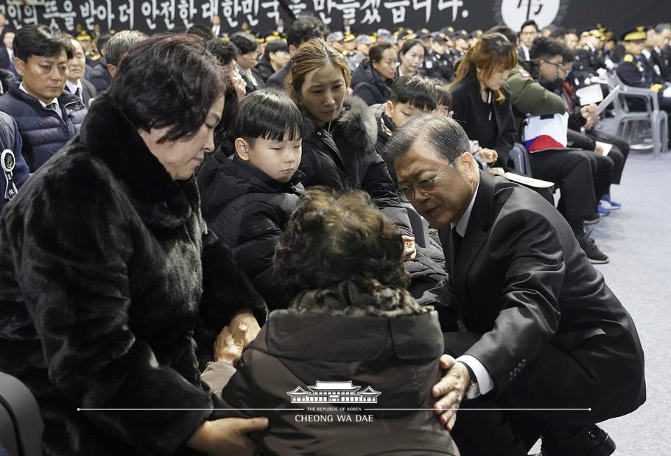 문재인 대통령이 10일 오전 대구 달서구 계명대 체육관에서 열린 독도 해역 헬기 추락사고 순직 소방항공대원 합동영결식에서 유가족을 위로하고 있다.