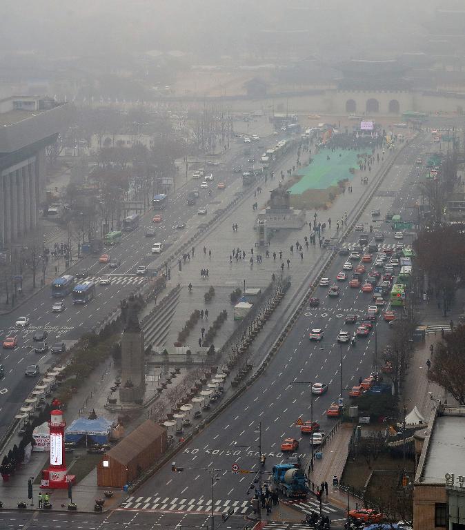 수도권 및 충북 지역에 미세먼지 비상저감조치가 발령된 10일 서울 광화문 도심도 회색으로 뿌옇다.