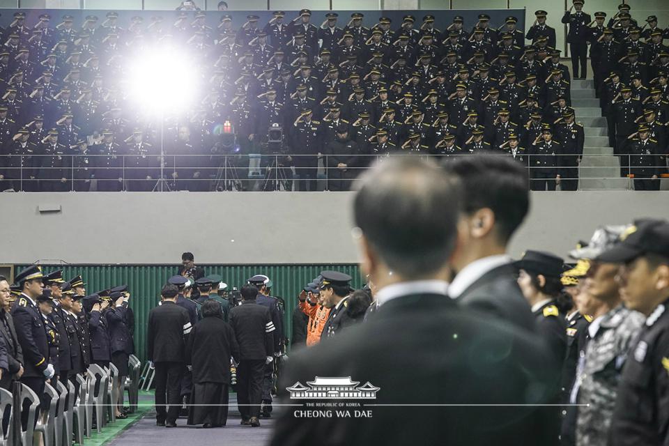 문재인 대통령이 10일 오전 대구 달서구 계명대 체육관에서 열린 독도 해역 헬기 추락사고 순직 소방항공대원 합동 영결식이 종료된 후 고인의 운구 행렬을 보고 있다. 