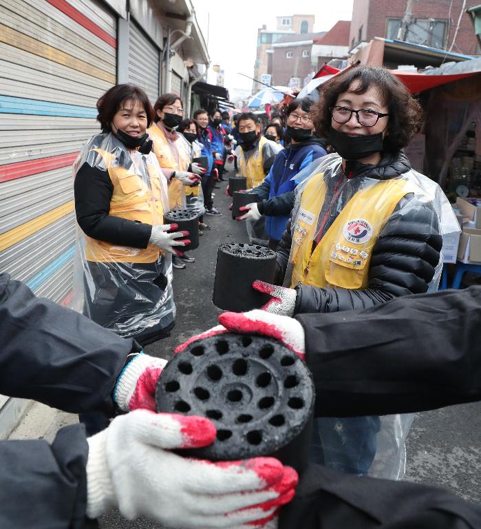 10일 서울 제기동에서 대한적십자사 봉사자 및 동아오츠카 임직원들이 함께 취약계층의 따뜻한 겨울나기를 위한 연탄 나눔 봉사 활동을 하고 있다. 이날 3,500장의 연탄을 10가구에 350장씩 배달하며 의미 있는 시간을 가졌다.