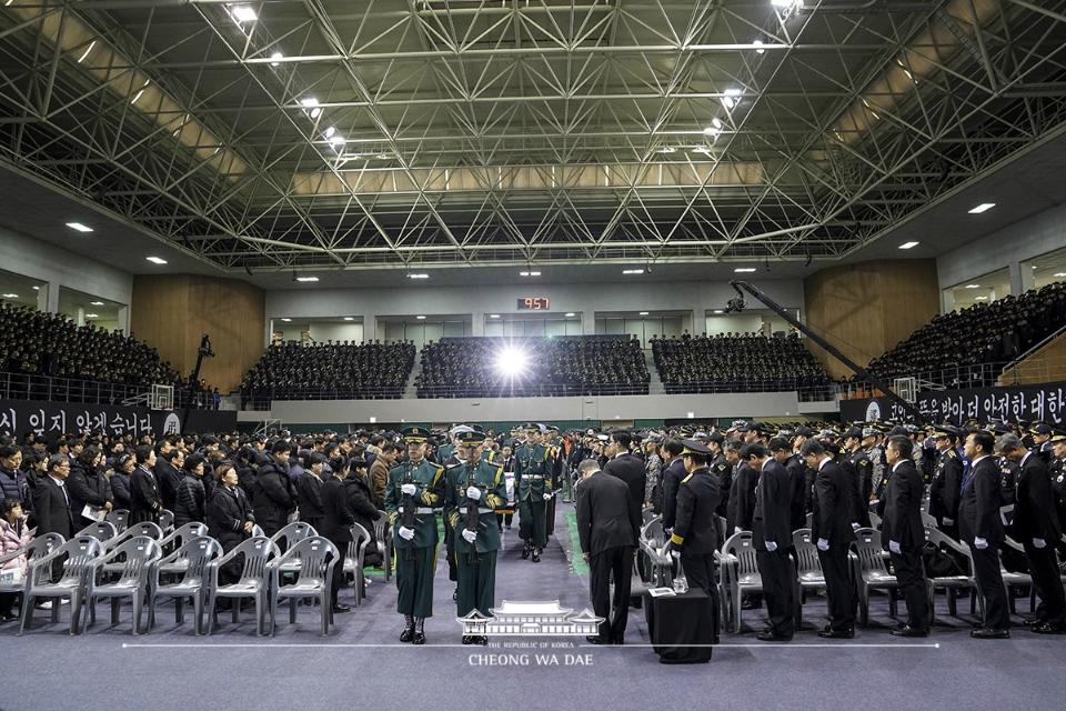 문재인 대통령이 10일 오전 대구 달서구 계명대 체육관에서 열린 독도 해역 헬기 추락사고 순직 소방항공대원 합동 영결식에서 고인과 유가족을 맞이하고 있다. 