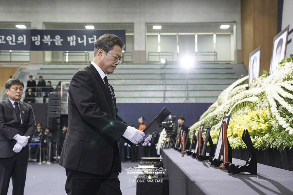 문재인 대통령이 10일 오전 대구 달서구 계명대 체육관에서 열린 독도 해역 헬기 추락사고 순직 소방항공대원 합동영결식에서 고인에 대해 훈장을 추서하고 있다. 