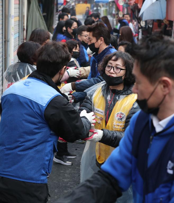 10일 서울 제기동에서 대한적십자사 봉사자 및 동아오츠카 임직원들이 함께 취약계층의 따뜻한 겨울나기를 위한 연탄 나눔 봉사 활동을 하고 있다. 이날 3,500장의 연탄을 10가구에 350장씩 배달하며 의미 있는 시간을 가졌다.