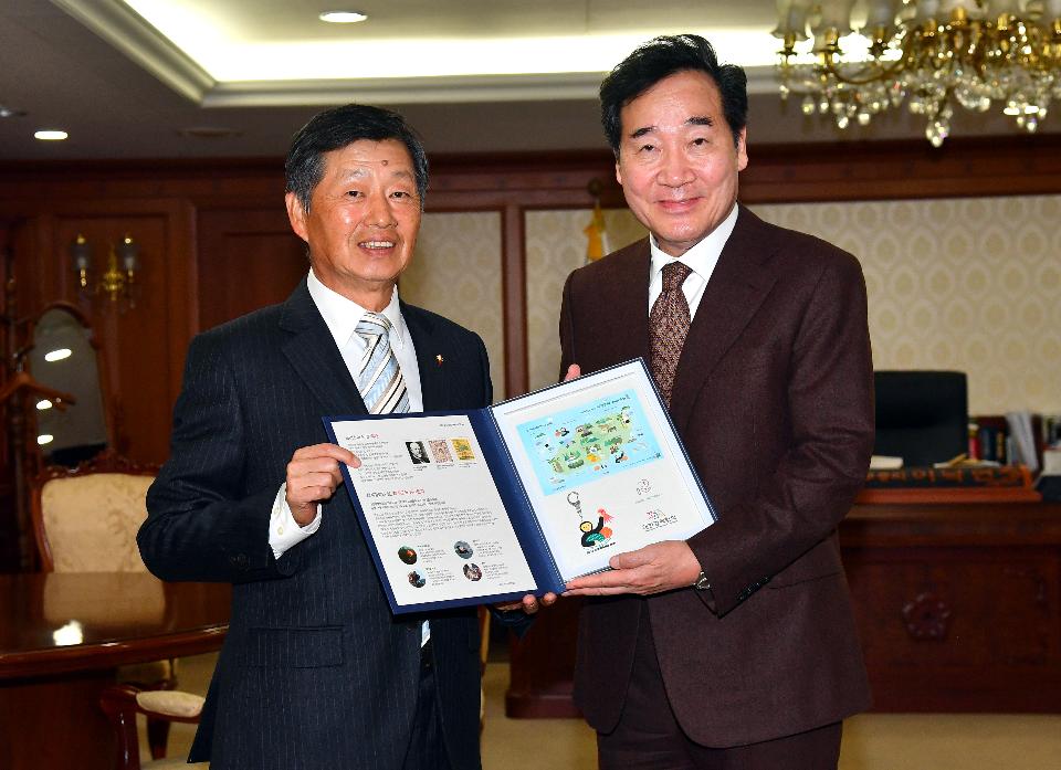 <p>이낙연 국무총리가 10일 세종로 정부서울청사에서 경만호 대한결핵협회장으로부터 크리스마스 씰을 전달 받고 있다. </p>