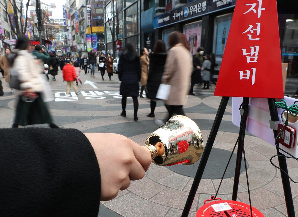 11일 구세군사관학교 학생이 서울 명동거리에 설치된 자선냄비 앞에서 모금 봉사활동을 펼치고 있다. 모금기간은 올해 12월 31일까지이며 전국 17개 시,도에 353개의 자선냄비가 설치되어 모금활동을 펼칠 예정이다.