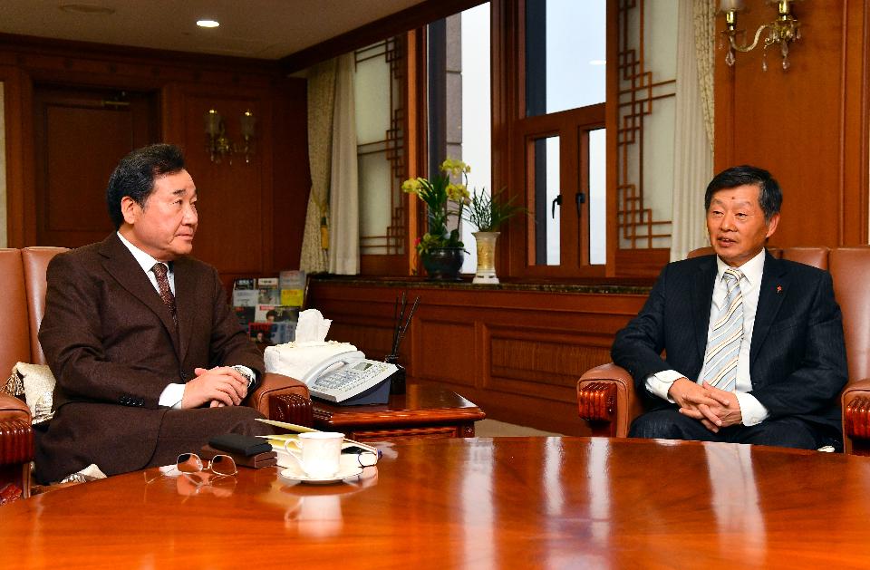 <p>이낙연 국무총리가 10일 세종로 정부서울청사에서 경만호 대한결핵협회장으로부터 크리스마스 씰을 전달 받고 있다. </p>