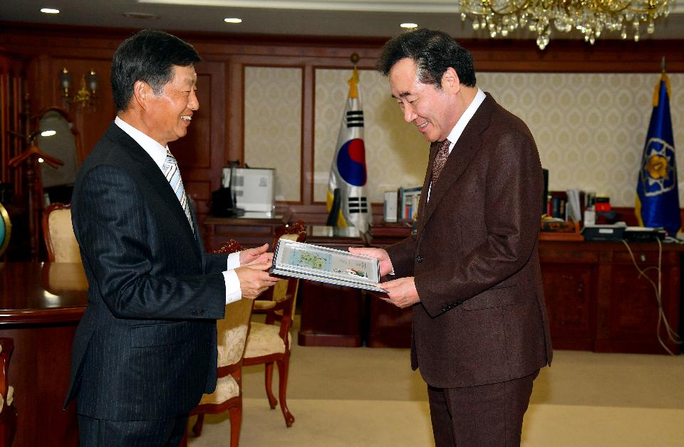 <p>이낙연 국무총리가 10일 세종로 정부서울청사에서 경만호 대한결핵협회장으로부터 크리스마스 씰을 전달 받고 있다. </p>