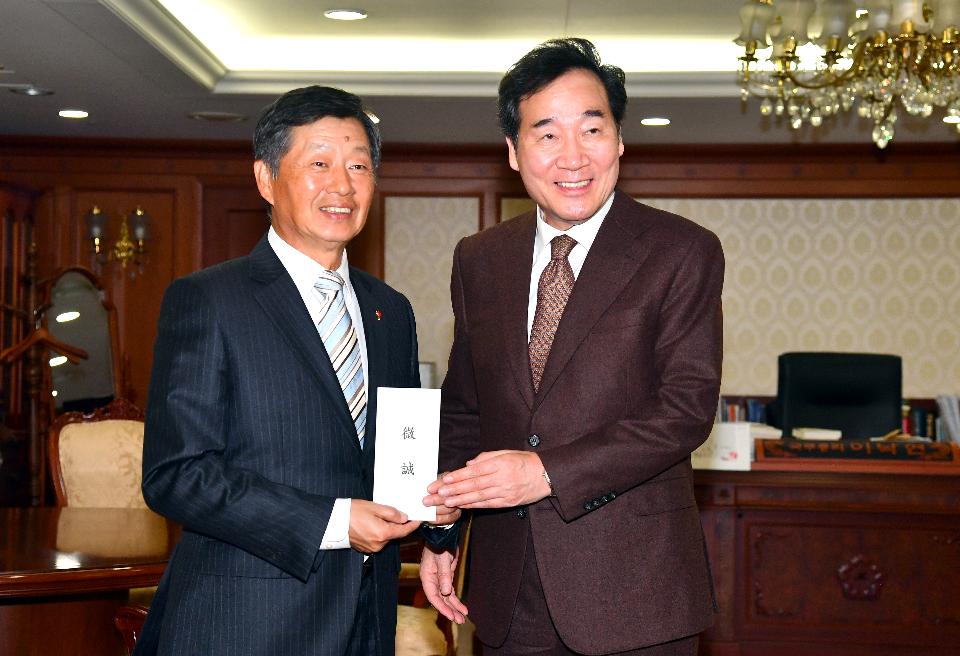 <p>이낙연 국무총리가 10일 세종로 정부서울청사에서 경만호 대한결핵협회장으로부터 크리스마스 씰을 전달 받고 있다. </p>