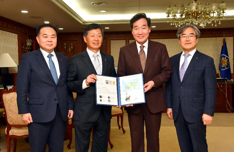 <p>이낙연 국무총리가 10일 세종로 정부서울청사에서 경만호 대한결핵협회장으로부터 크리스마스 씰을 전달 받고 있다. </p>