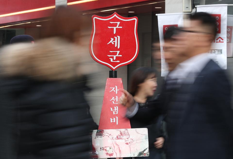 11일 구세군사관학교 학생이 서울 명동거리에 설치된 자선냄비 앞에서 모금 봉사활동을 펼치고 있다. 모금기간은 올해 12월 31일까지이며 전국 17개 시,도에 353개의 자선냄비가 설치되어 모금활동을 펼칠 예정이다.