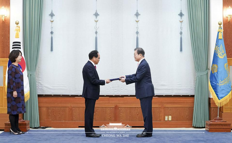 문재인 대통령이 11일 오전 청와대에서 박노완 주베트남 대사에게 신임장을 전달하고 있다.