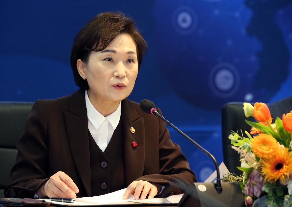 김현미 국토교통부 장관이 12일 세종시 정부세종청사 15동 대회의실에서 열린 문체부-국토부 간 관광·국토교통 협력을 위한 업무 협약 체결식에서 인사말을 하고 있다.