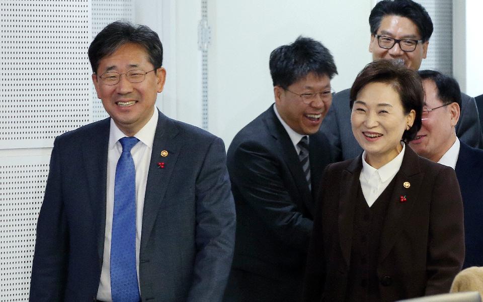 박양우 문화체육관광부 장관과 김현미 국토교통부 장관이 12일 세종시 정부세종청사 15동 대회의실에서 열린 문체부-국토부 간 관광·국토교통 협력을 위한 업무 협약 체결식에 참석하고 있다.