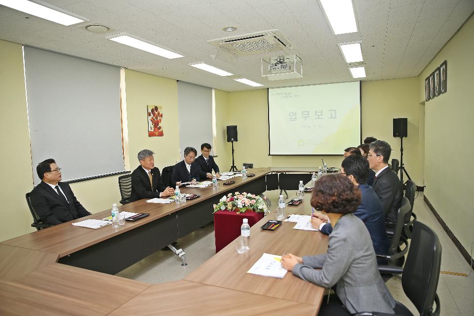 박삼득 국가보훈처장이 10일 보훈현장 점검을 통한 소통행보를  위해 대구보훈요양원을 방문하여 업무보고를 받고 있다.