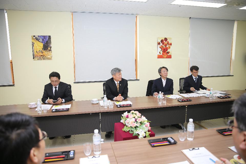 박삼득 국가보훈처장이 10일 보훈현장 점검을 통한 소통행보를  위해 대구보훈요양원을 방문하여 업무보고를 받고 있다.