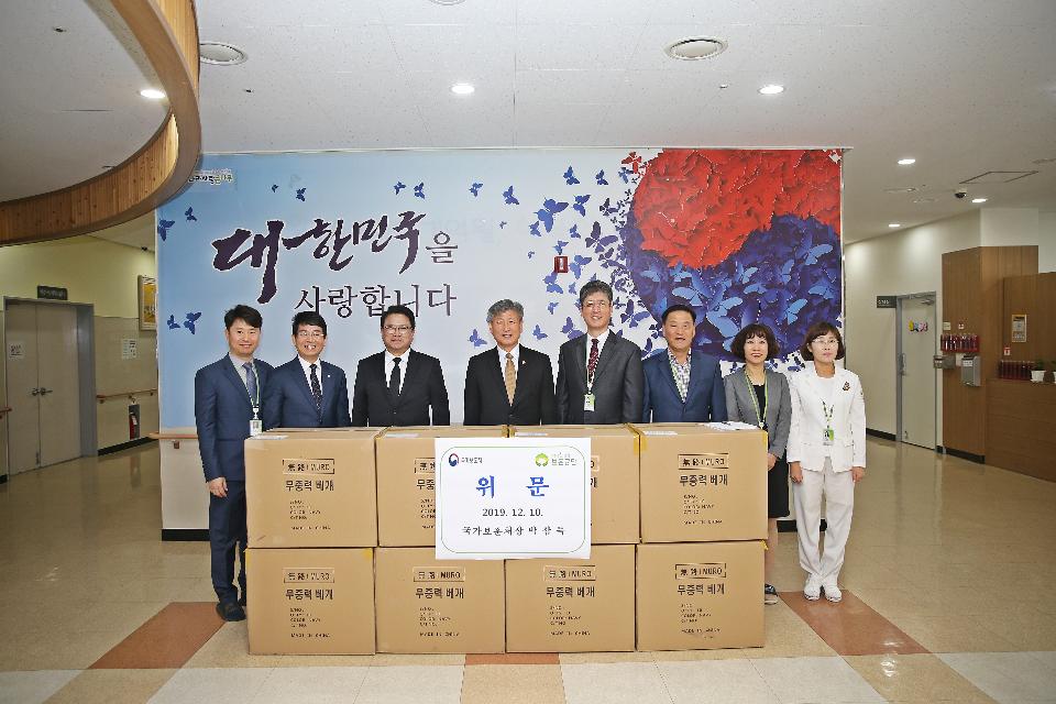 박삼득 국가보훈처장이 10일 보훈현장 점검을 통한 소통행보를  위해 대구보훈요양원을 방문하여 박신한 대구지방보훈청장(왼쪽에서 3번째) 및 보훈요양원 직원들과 함께 기념촬영을 하고 있다. 