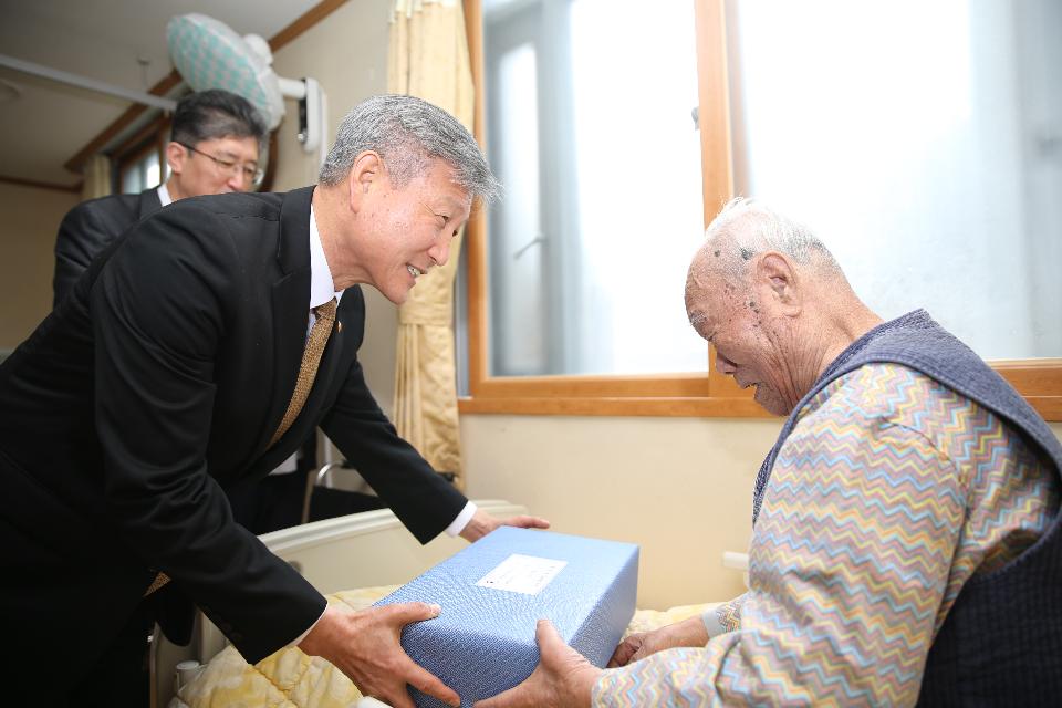 박삼득 국가보훈처장이 10일 보훈현장 점검을 통한 소통행보를 위해 대구보훈요양원을 방문하여 연말연시를 맞아 입소자들을 만나 위문품을 전달하고 그분들의 숭고한 희생과 공로에 감사의 뜻을 전하며 조속한 쾌유를 기원했다. 
