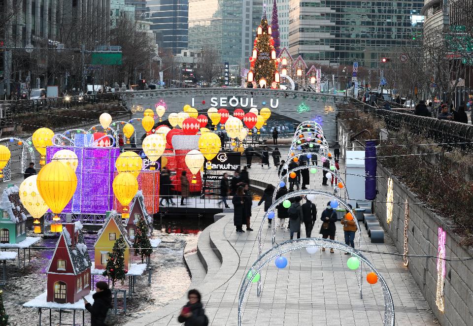 13일 청계광장에서 크리스마스 페스티벌을 알리는 개막행사가 열렸다. 이날 청계광장에 설치된 트리 및 청계천 주변 조형물이 연말 분위기를 물씬 풍기게 한다.